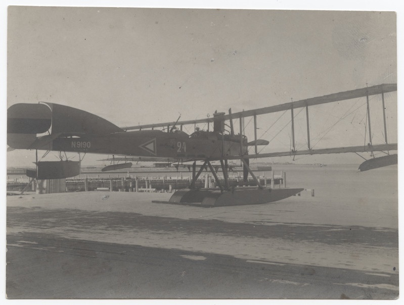 Eesti lennuväe vesilennuk Short 184 nr 24 Lennusadamas