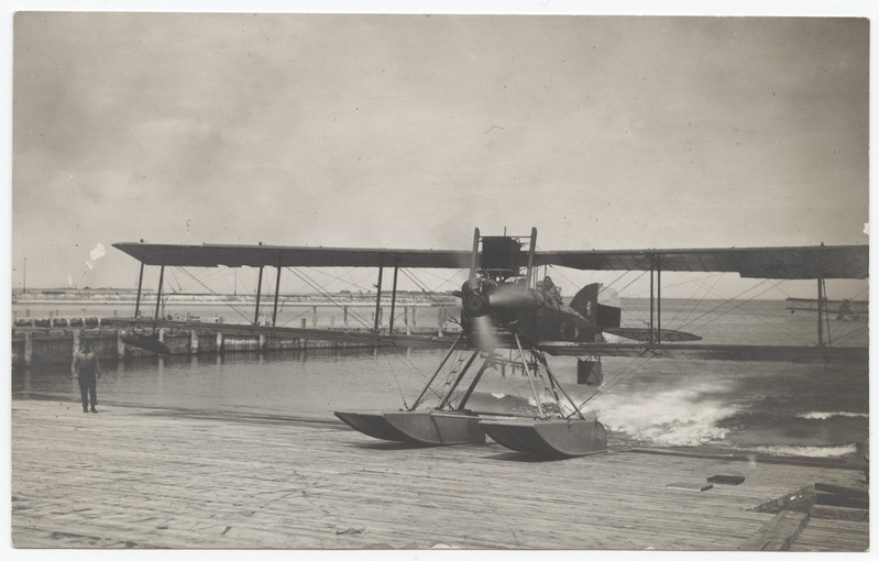 Eesti lennuväe vesilennuk Short 184 nr 41 lennusadama angaari ees