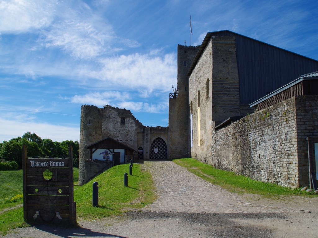 Rakvere Orthodox 3 - the gates of the city, the rondeel or the round artillery tower and the south-east tower. rephoto