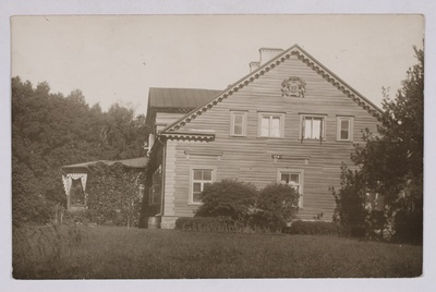 In front of the bakery manor's salary 1909  similar photo