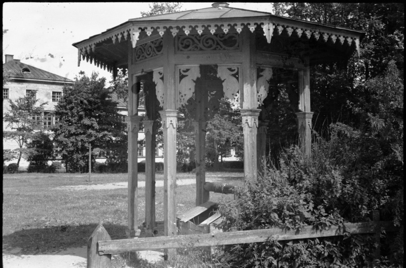 A pavilion with mining in the former Püssi manor in Kiviõli district. In the back of the Püssi 7th classic school building.