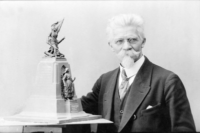 Amandus Adamson ja Pärnu Vabadussõja mälestusmärgi makett  similar photo