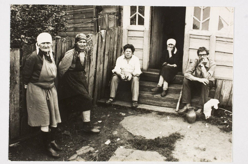 Mordva RÜ dotsent Nikolai Mokðin ja EM-i vanemteadur Heno Sarv koos informaatoritega (Uljana ja Jevdokia Ljabuðeva).