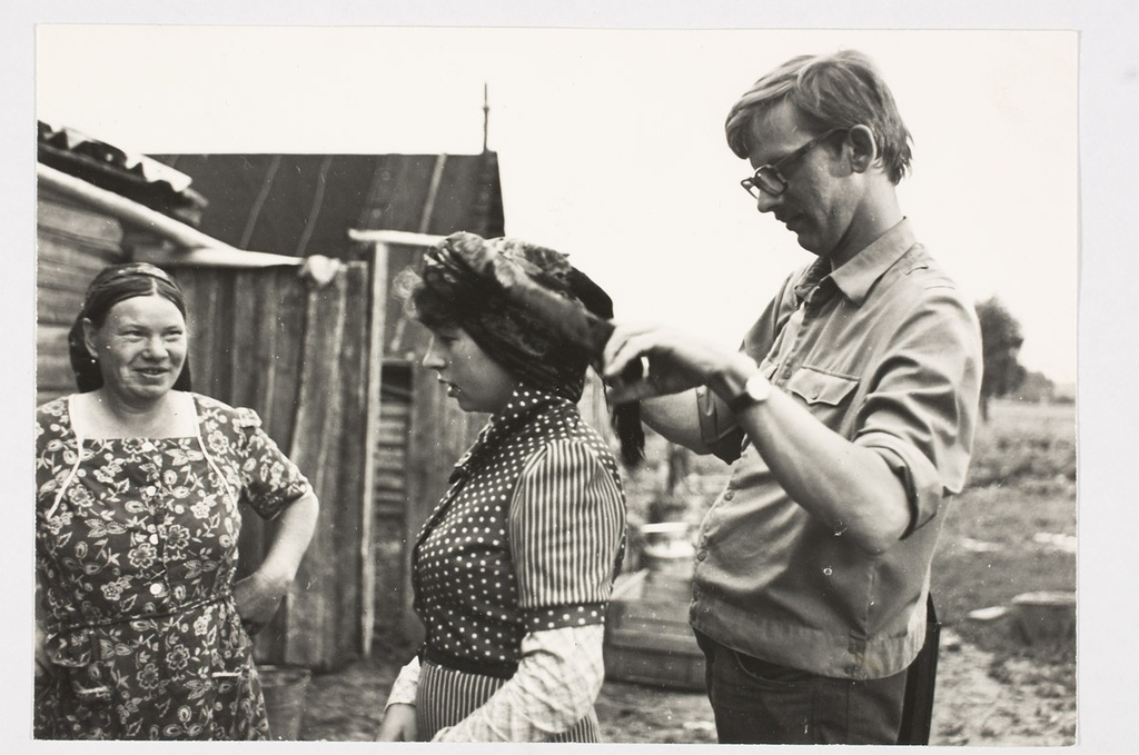 Rätiku sidumine mokða moodi. Seob Heno Sarv, mannekeen Niina Vaganova, juhendab Jelena Grigori tütar Bespalova (sünd. 1942).