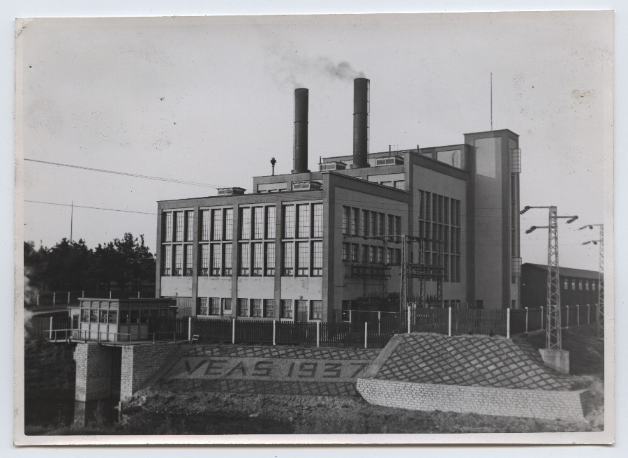Gun power plant (few in 1937).