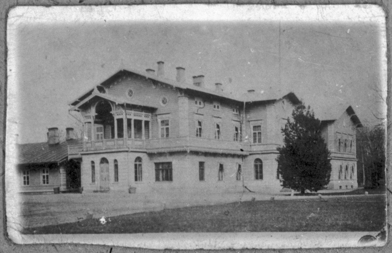 Gun Manor's Gentlemen House before 1917. Stone oil area.