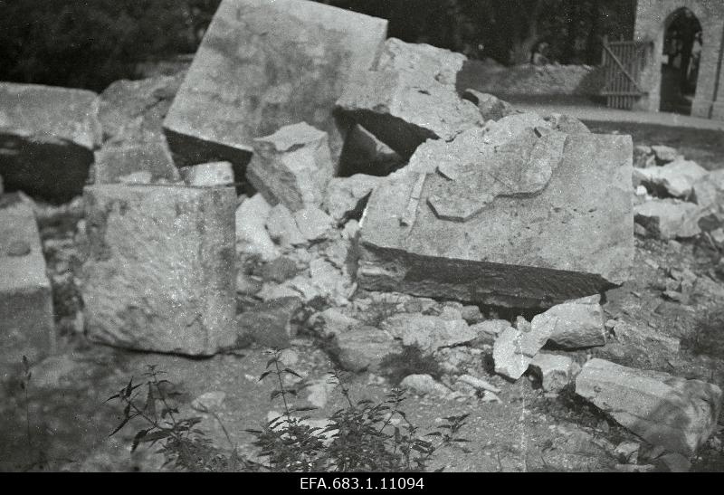 Broken monument in the dog.