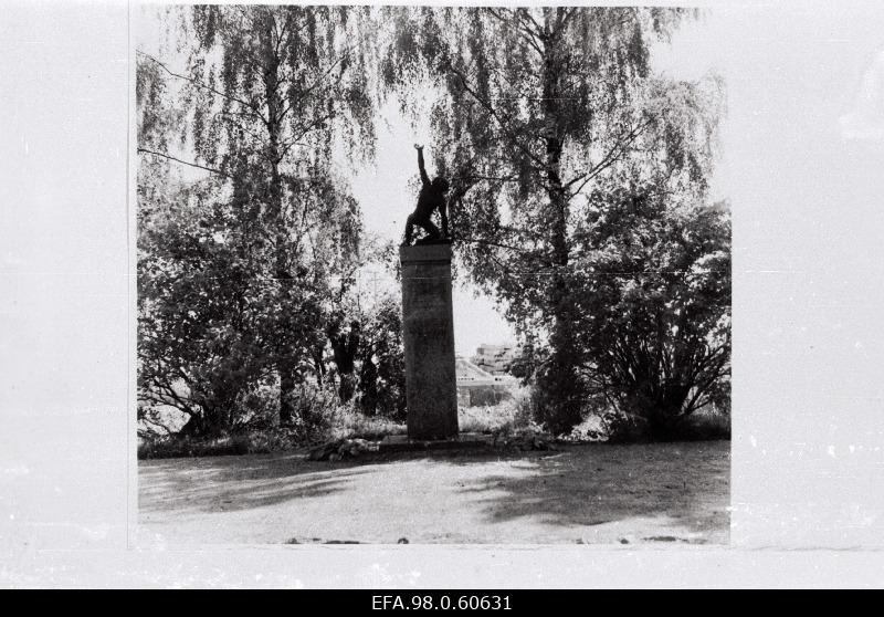 1905. The monument of revolution victims in dog.