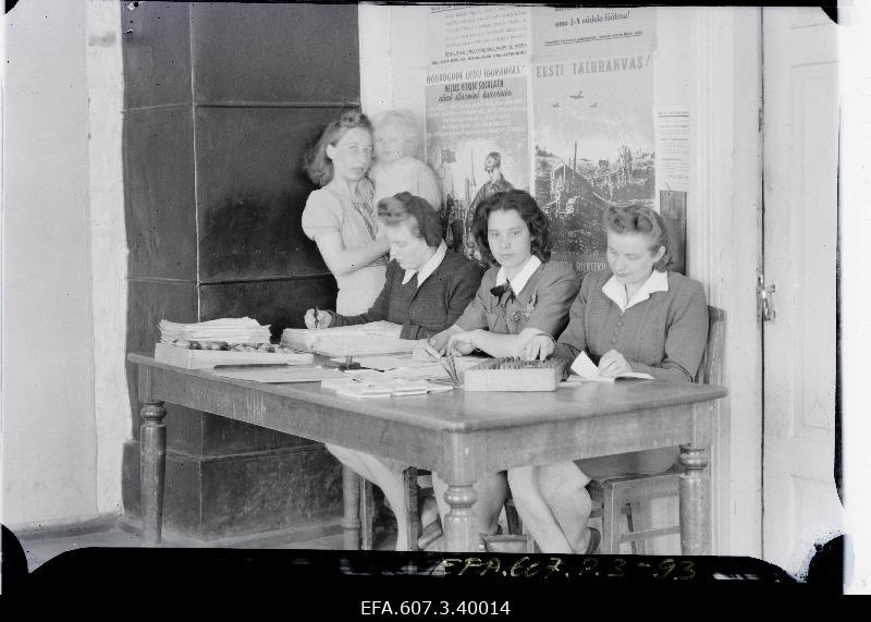 Ordering the fourth national war loan in the Dog.