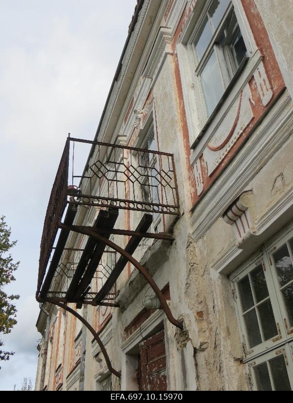 Main building of Liigvalla Manor. Outdoor view. Façade. Balcony.