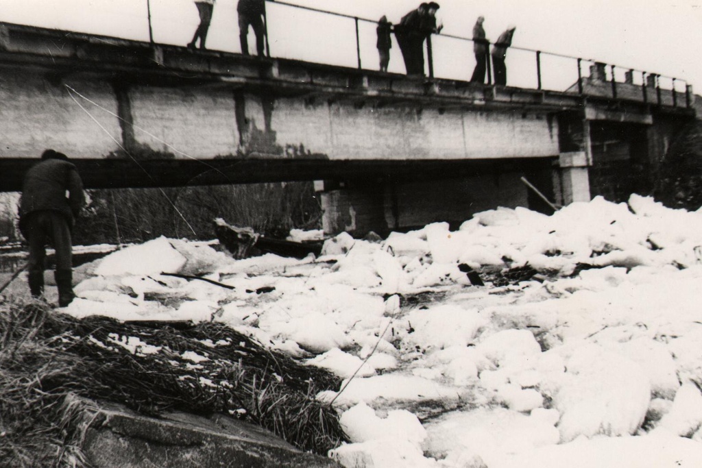 On the Oiu River ice walk