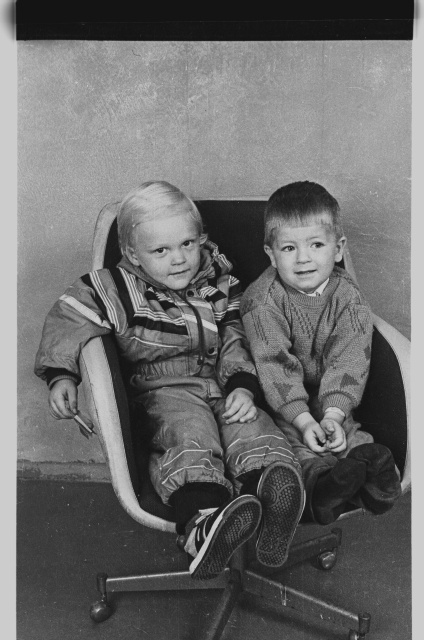 Ateljeefoto, kaks poissi tugitoolis – Jaak Eelmets - Ajapaik