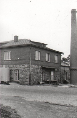 Oiu's weerei's end view with a stone basket, 1983.  duplicate photo