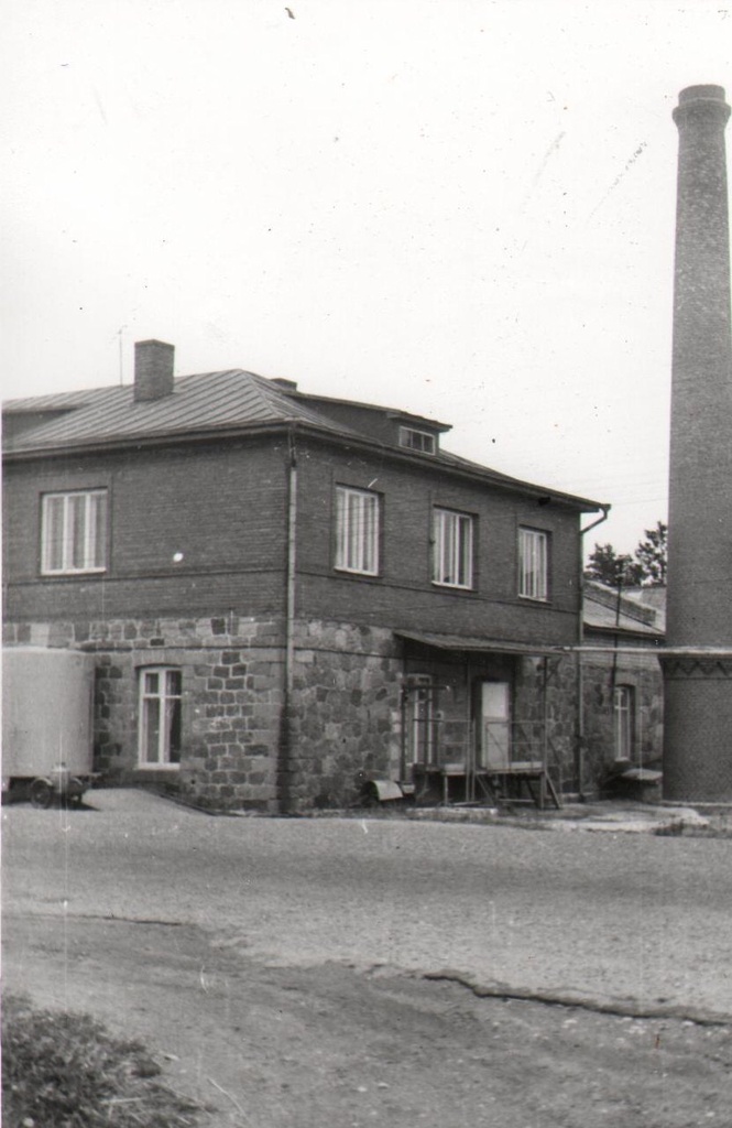 Oiu's weerei's end view with a stone basket, 1983.