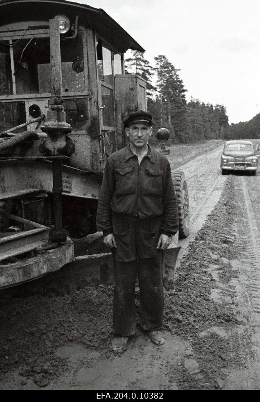 Driver p. Rüütel, who works for over 25 years at the Valga road station, at his machine.