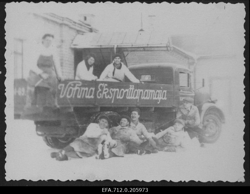 Employees of the Tallinn Department of the Võhma Export House at the truck of the institution.
