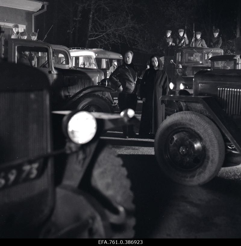 Filming the "Earl" film. Tõnu Kark about Voldemar Rass. Anne Paluver about Salme Peterson. Trucks at night.