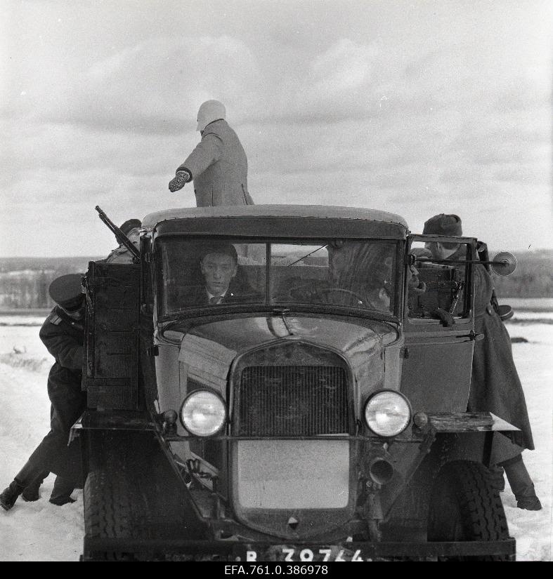 Filming the "Earl" film. Sulev Luik Citynamehe and Kaljo Kiisk on the Jaan of the Concept. Pushing the locked truck.