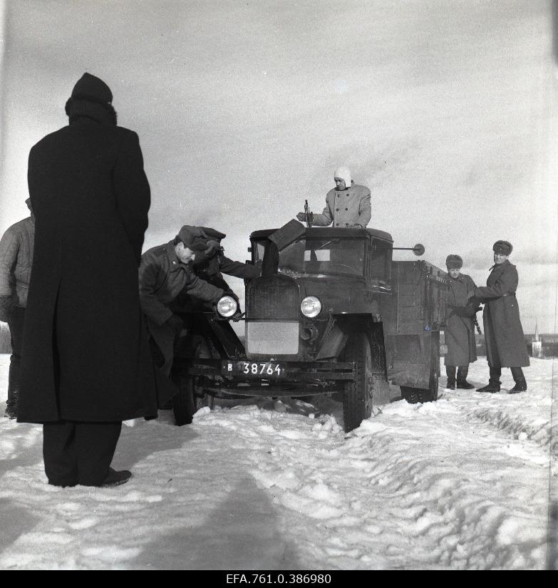 Filming the "Earl" film. Sulev Luik Citynamehe and Kaljo Kiisk on the Jaan of the Concept. Pushing the locked truck.