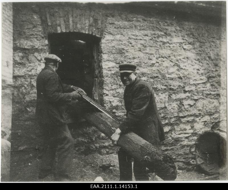 Cleaning the elevator from the Rotermann factory after the fire