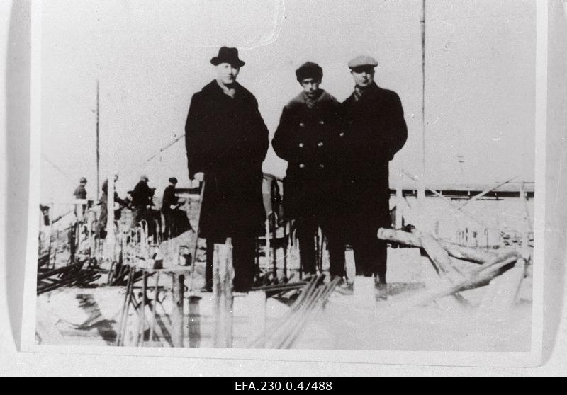 On the construction site of the Maardu phosphorite plant from the left: Eenpalu - representative of the share company Estonian phosphorite; Tretjakevitš - the Chief of Construction; Räga - a decade in the construction.