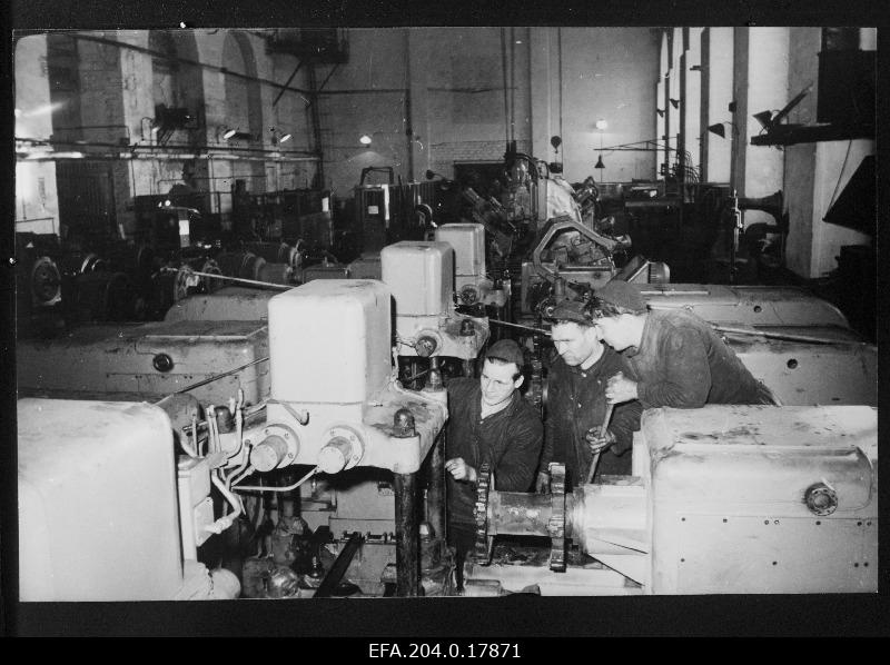 The mounting boards of the Tallinn Machine Building Factory Ilmarine (from the left) m. Vilkov, n. Jefremov and V. Sukristik in the installation of the new automatic line.