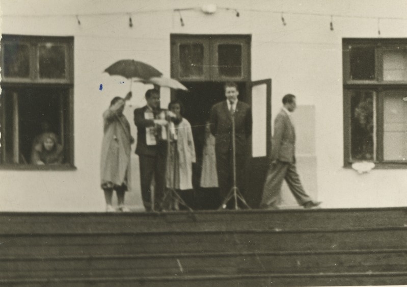 Rahvapidu Mäksa pargis. Laulab Kalmer Tennosaar