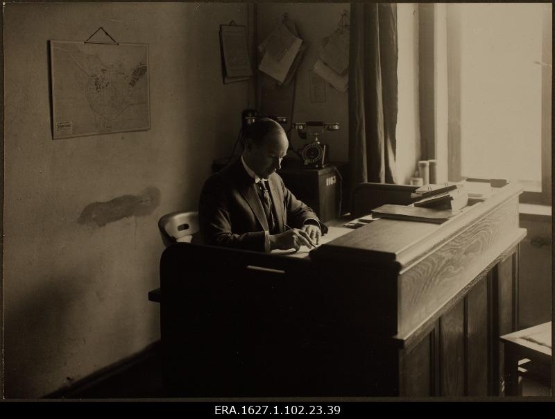 J. Paju, CEO of the printing industry behind the desk