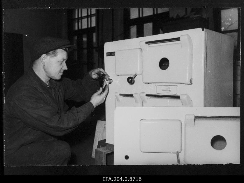 Valutehase Pioneer lockshop Elmar Gutmann mounting the kitchen plug.