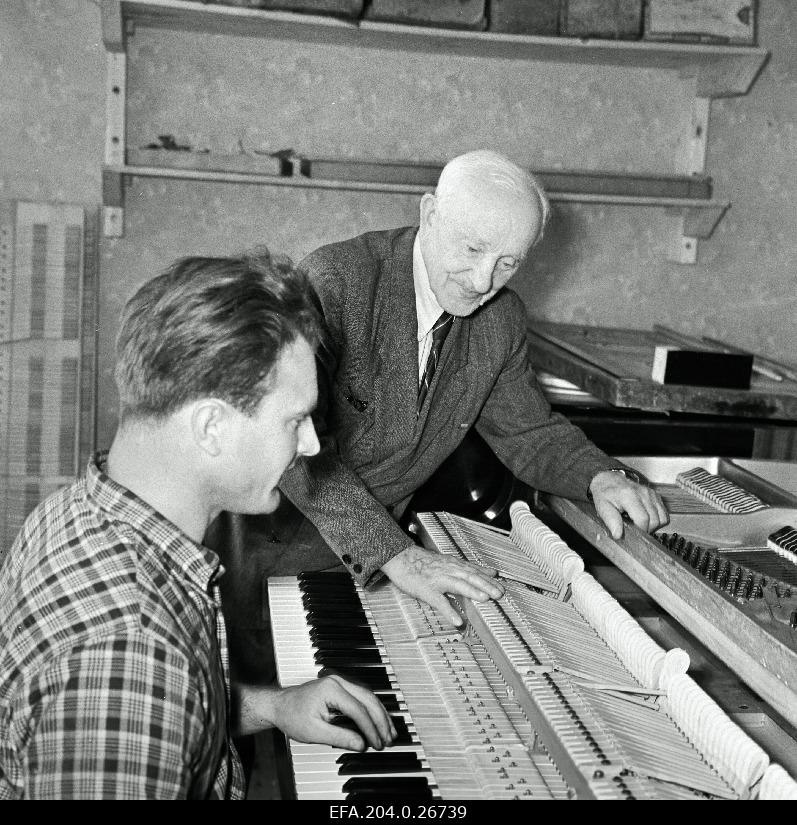 The main engineer of the Tallinn Klaver factory e. Hiis (best) and his former student, t. Laanmäe, regulates the cabinet clue.