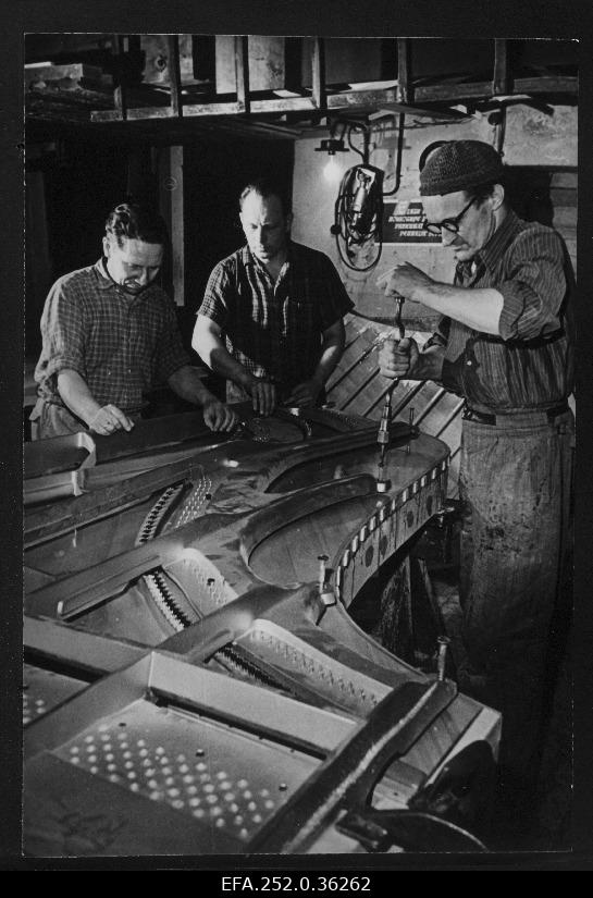 One of the first collective communist work of the Tallinn Klaver factory was the brigade of I. Polakus sound board assemblers. On the photo: (left) e. Silde, who was also one of the authors of the new piano, Brigadier I. Polakes and e. Pope.