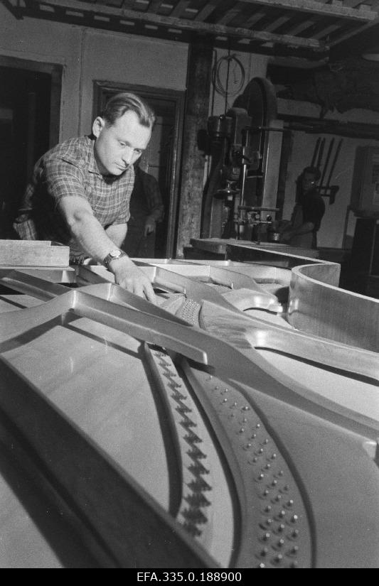 Piano Estonia-3 mounting in Tallinn Klaver factory.