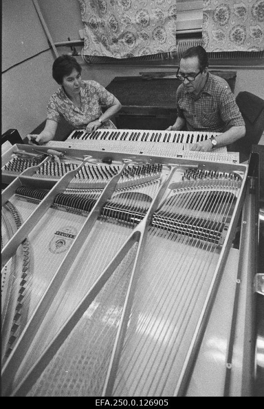 Aet Tammerik, the controller and controller of the Tallinn Klaver factory and Georg Lall, make the last clip to the 6000th series keyboard "Estonia".