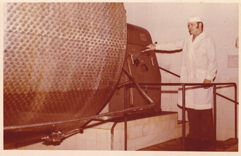 Võimasina juhtimispuldi juures