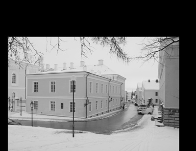 Vaade Tartu Ülikooli hoonetele Küütri tänava ja Jakobi tänava nurgalt, ülikooli peahoone katusel õigeusu kabeli kellatorn. (Originaaltekst: vaade Toomemäelt G. Adolfi tänavale. Vasakul Tartu Ülikooli Antiik-skulptuuride koopiate muuseumi hoone. ca 1912. a.) rephoto