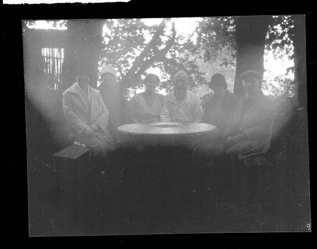 Group photo in the garden, on the tour of Otepää