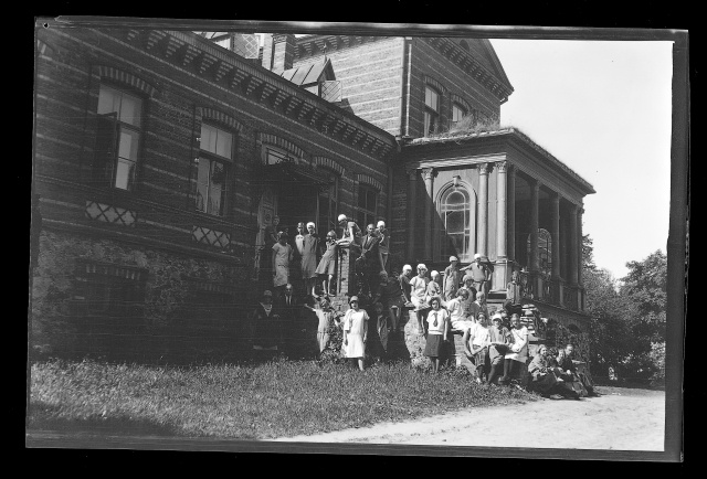 Group photo on Otepää tour, on the steps of Pühajärve Castle