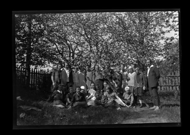 Group photo on Otepää tour, Hobustemäe farm garden