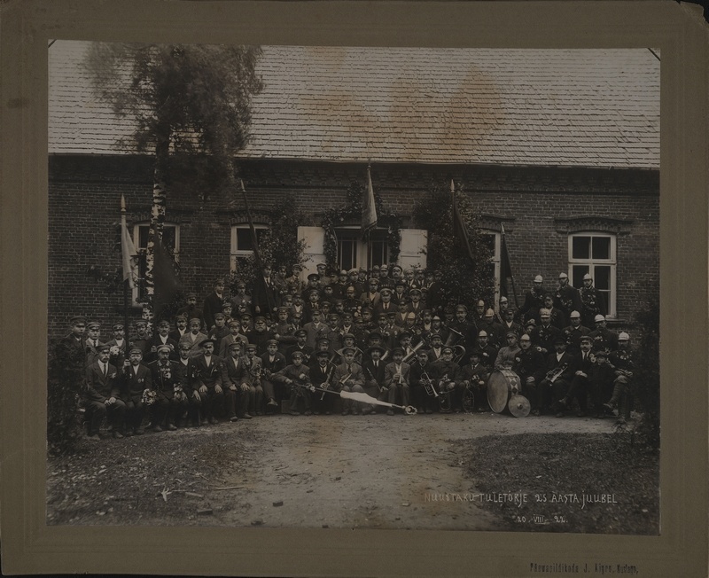 Members of Otepää VTÜ on the 25th anniversary of the flags association in 1922.