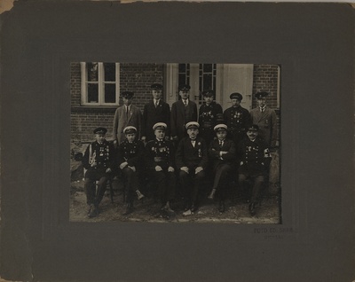 The Board of Otepää VTÜ in front of its building in 1927.  duplicate photo