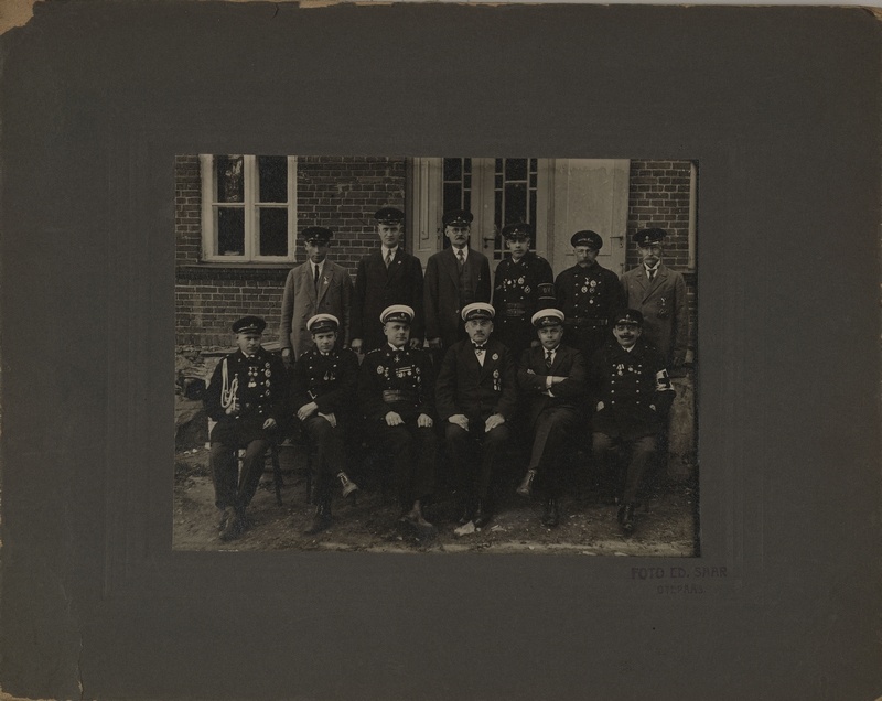 The Board of Otepää VTÜ in front of its building in 1927.