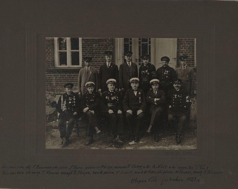 The Board of Otepää VTÜ in front of its building in 1927.