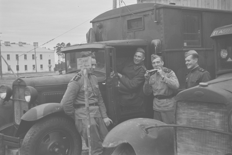 Sõdurid veoauto juures poseerimas