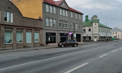 A. Nilsoni kogu. Negatiiv. Naiskooride laulupäev. Haapsalu 1984. Lihula, Kullamaa ja Risti kultuurimajade naiskoorid rongkäigus. rephoto