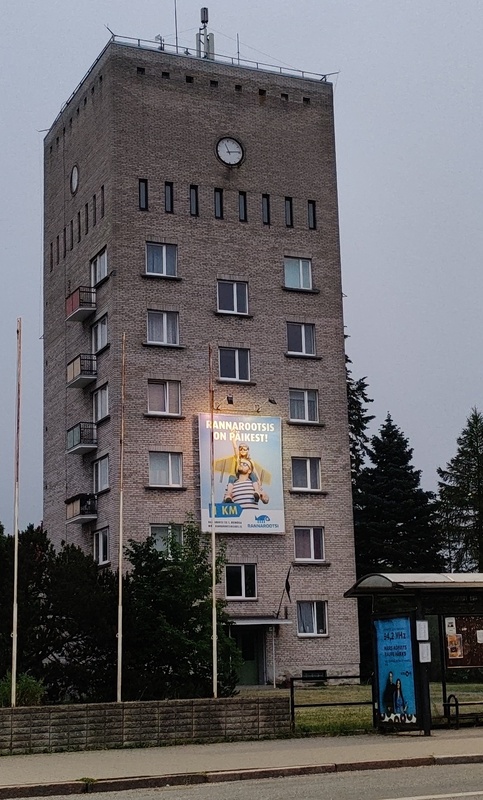 Foto. Veetorn-elamu Haapsalus, kus paikneb linna Täitekomitee. 1980.a. Mustvalge. rephoto