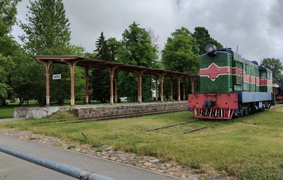 Foto. Vaade Haapsalu raudteejaama perroonile raudteeülesõidu kohalt. XIX-XX saj. vahetusel. rephoto