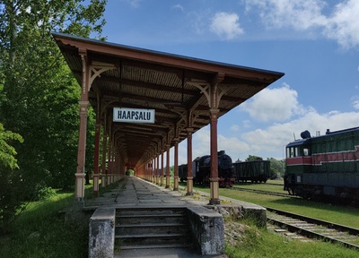 Foto. Vaade Haapsalu jaamahoonele ja perroonile talvisel ajal. Foto u. 1910.a. Jaama hoone ehitati 1905.a. Mustvalge. rephoto