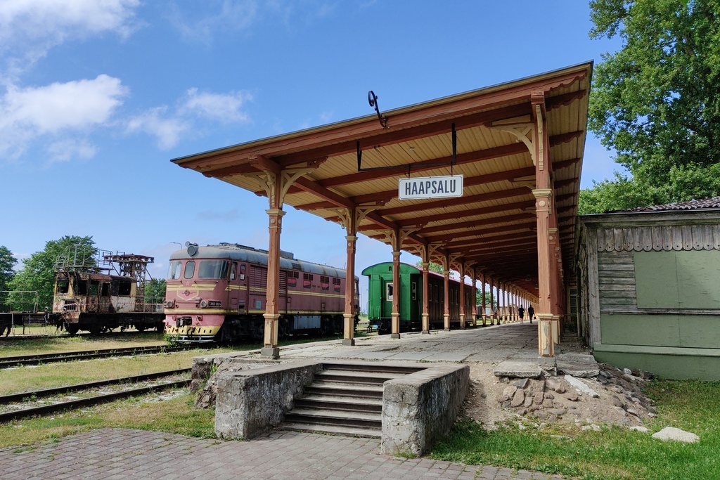 Perroon and old locomotive of Haapsalu railway station rephoto