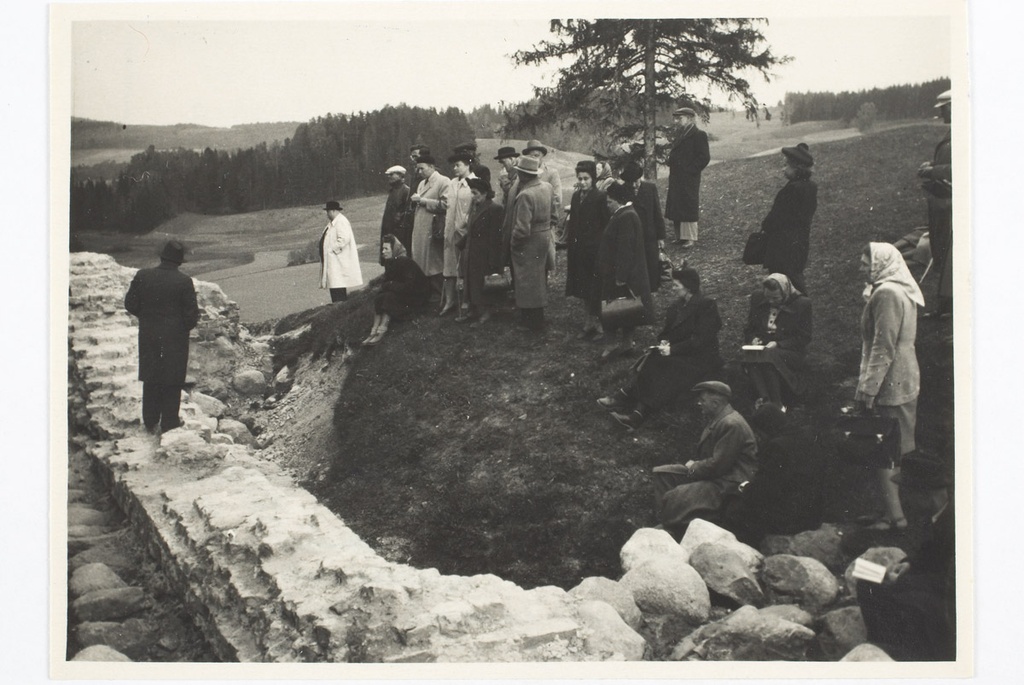 Nl he tour of participants at the Plenum of the Institute of Material Culture: Otepää linnamägi