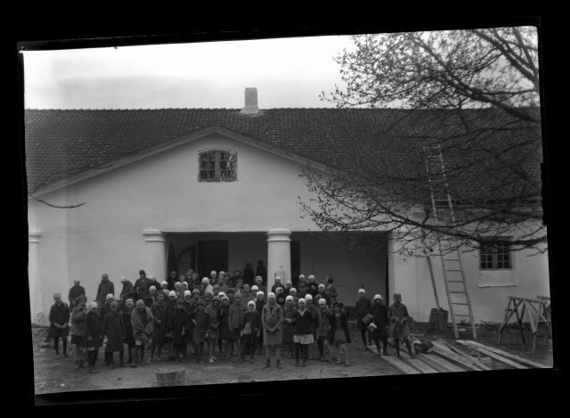 Group photo at Otepää tour, in Pühajärve settlement in front of the night apartment